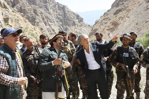 Bernard-Henri Lévy im Gespräch mit Ahmad Massoud (2. v. l.)