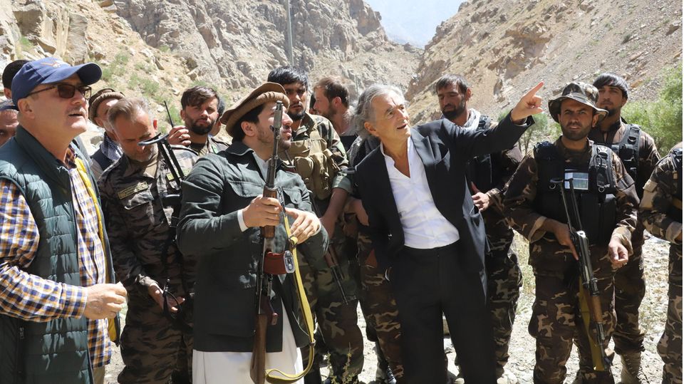 Bernard-Henri Lévy im Gespräch mit Ahmad Massoud (2. v. l.)