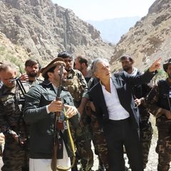 Bernard-Henri Lévy im Gespräch mit Ahmad Massoud (2. v. l.)