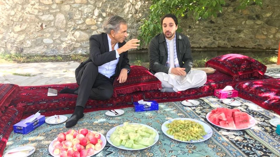 Afghanistan, September 2020: Im Namen des Vaters gegen das Gesetz des Gemetzels Ahmad Massoud (r.) im Gespräch mit Bernard-Henri Lévy
