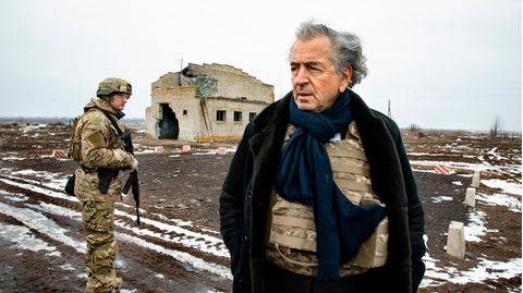 Bernard-Henri Lévy (r.) in der Ukraine im Jahr 2020 – und der Krieg ist nicht vorbei