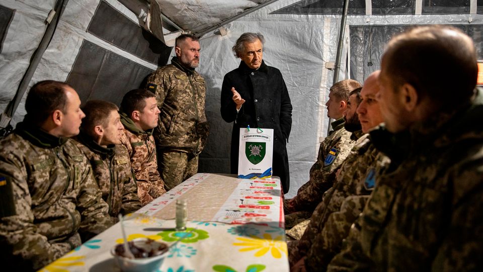 OSTUKRAINE, APRIL 2020: Schützengräben in Europa – ein Besuch an der Front Im Hauptquartier der Marine hat der ukrainische Generalstab das erste Treffen mit den Kommandeuren organisiert