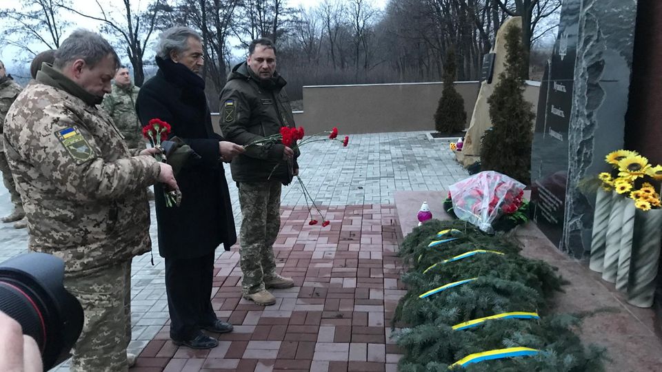 OSTUKRAINE, APRIL 2020: Schützengräben in Europa – ein Besuch an der Front In diesem Krieg sind Zehntausende gestorben – und trotz der offiziellen Waffenruhe kommen wöchentlich neue hinzu