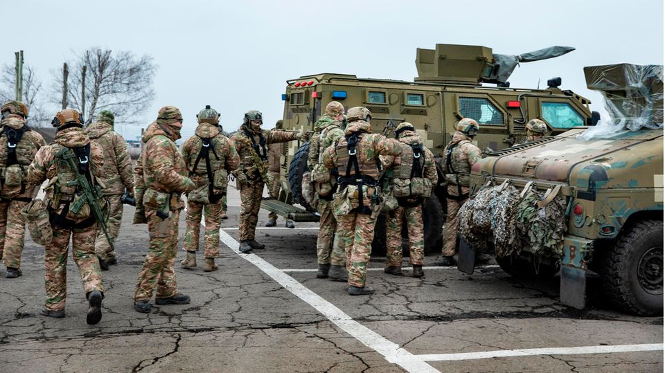 OSTUKRAINE, APRIL 2020: Schützengräben in Europa – ein Besuch an der Front In den Reihen der Soldaten zeigen sich müde und erschöpfte Augen