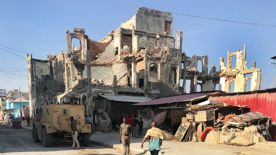 Zerstörung, überall: die zerbombten Hochhäuser in Mogadischu