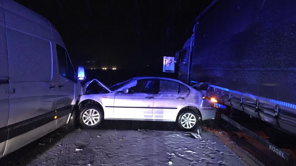 Auf der A7 ereignete sich zwischen den Anschlussstellen Fulda-Nord und Hünfeld/Schlitz ein Glatteisunfälle