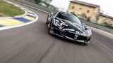 Durch die paritätische Achslastverteilung bleibt der Maserati MC20 lange neutral