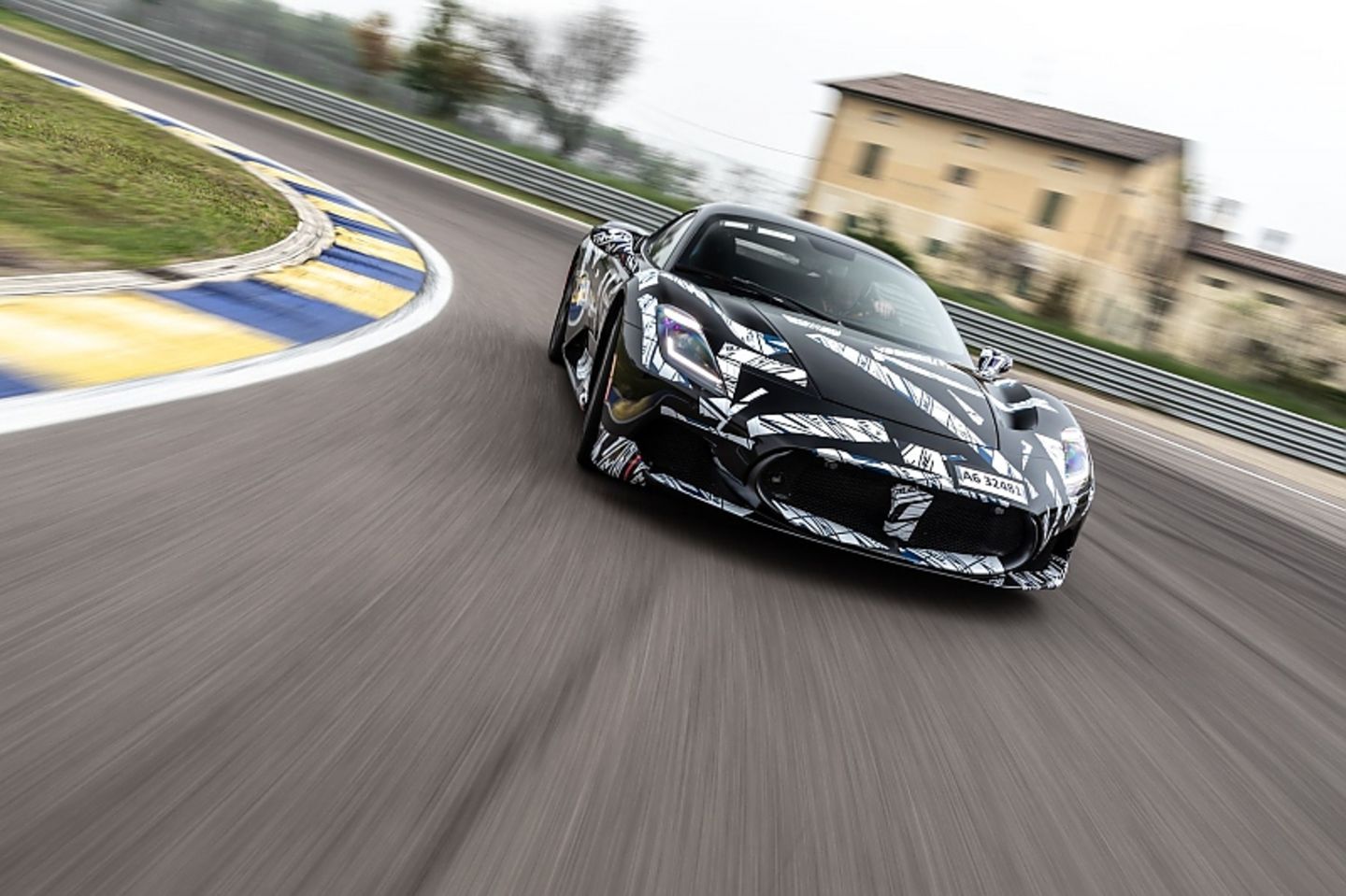 Durch die paritätische Achslastverteilung bleibt der Maserati MC20 lange neutral