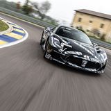 Durch die paritätische Achslastverteilung bleibt der Maserati MC20 lange neutral