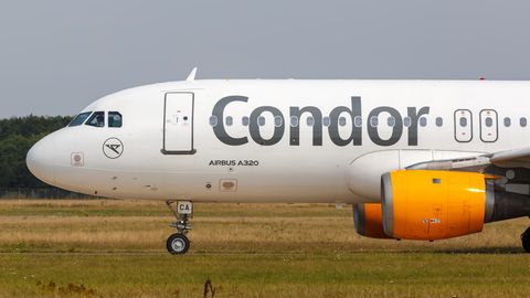 Ein Airbus A320 von Condor rollt zum Start