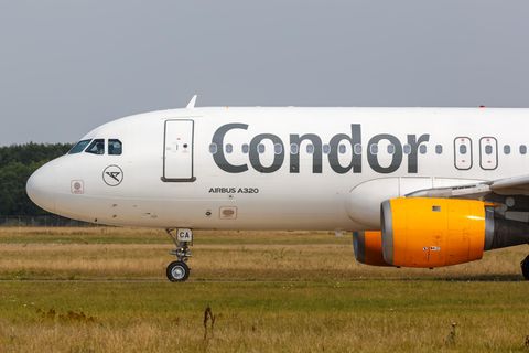 Ein Airbus A320 von Condor rollt zum Start