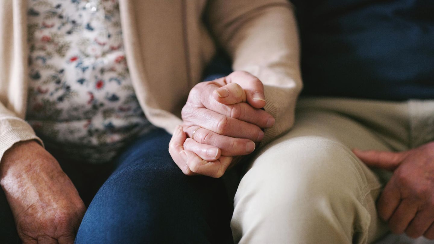 Altes Ehepaar Altes Ehepaar hält sich an den Händen