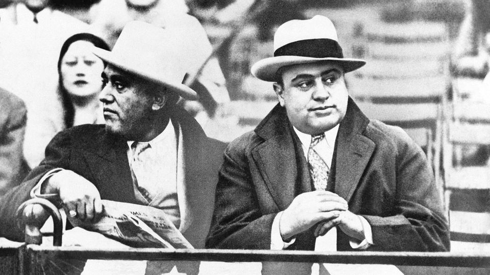 Armenspeisung: Der Mafaboss Al Capone (rechts), auch als "Scarface" bekannt Der Mafaboss Al Capone (rechts), auch als "Scarface" bekannt