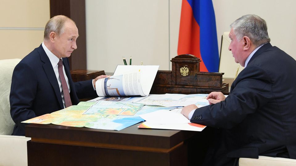 Wladimir Putin bei seinem Treffen mit Rosneft-Chef Igor Sechin