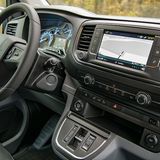 Klassische Nutzfahrzeug-Cockpit mit viel Hartplastik