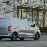 Zwei Akku-Größen stehen zur Auswahl: eine 50 Kilowattstundenbatterie für maximal 230 Kilometer WLTP-Reichweite und ein mit 75 kW