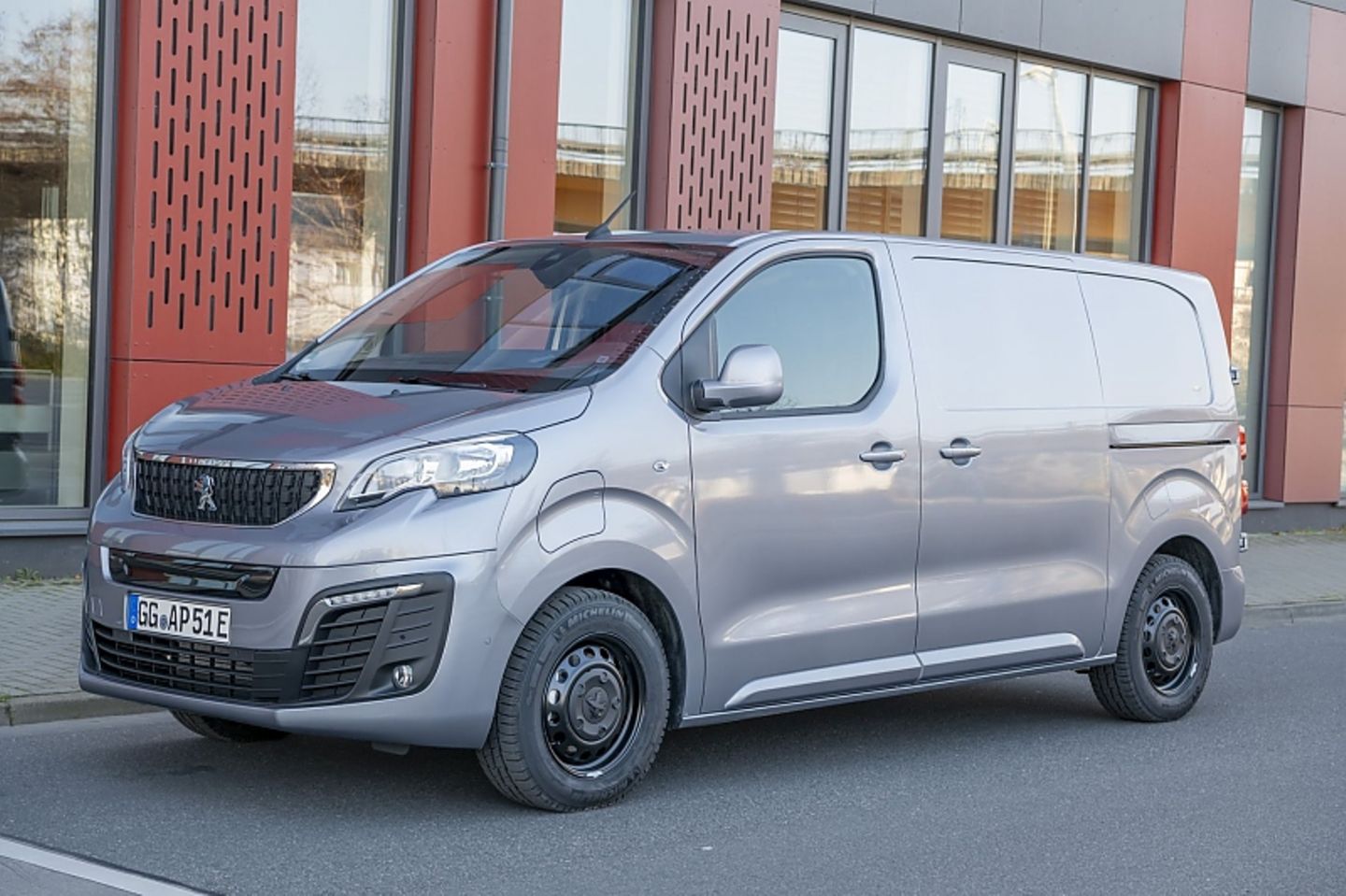 Peugeot bietet vier Aufbau-Varianten an: Als Kastenwagen, mit Doppelkabine, als geräumiger Hochdachkombi sowie als Fahrgestell für Sonderaufbauten Peugeot bietet vier Aufbau-Varianten an: Als Kastenwagen, mit Doppelkabine, als geräumiger Hochdachkombi sowie als Fahrgestell f
