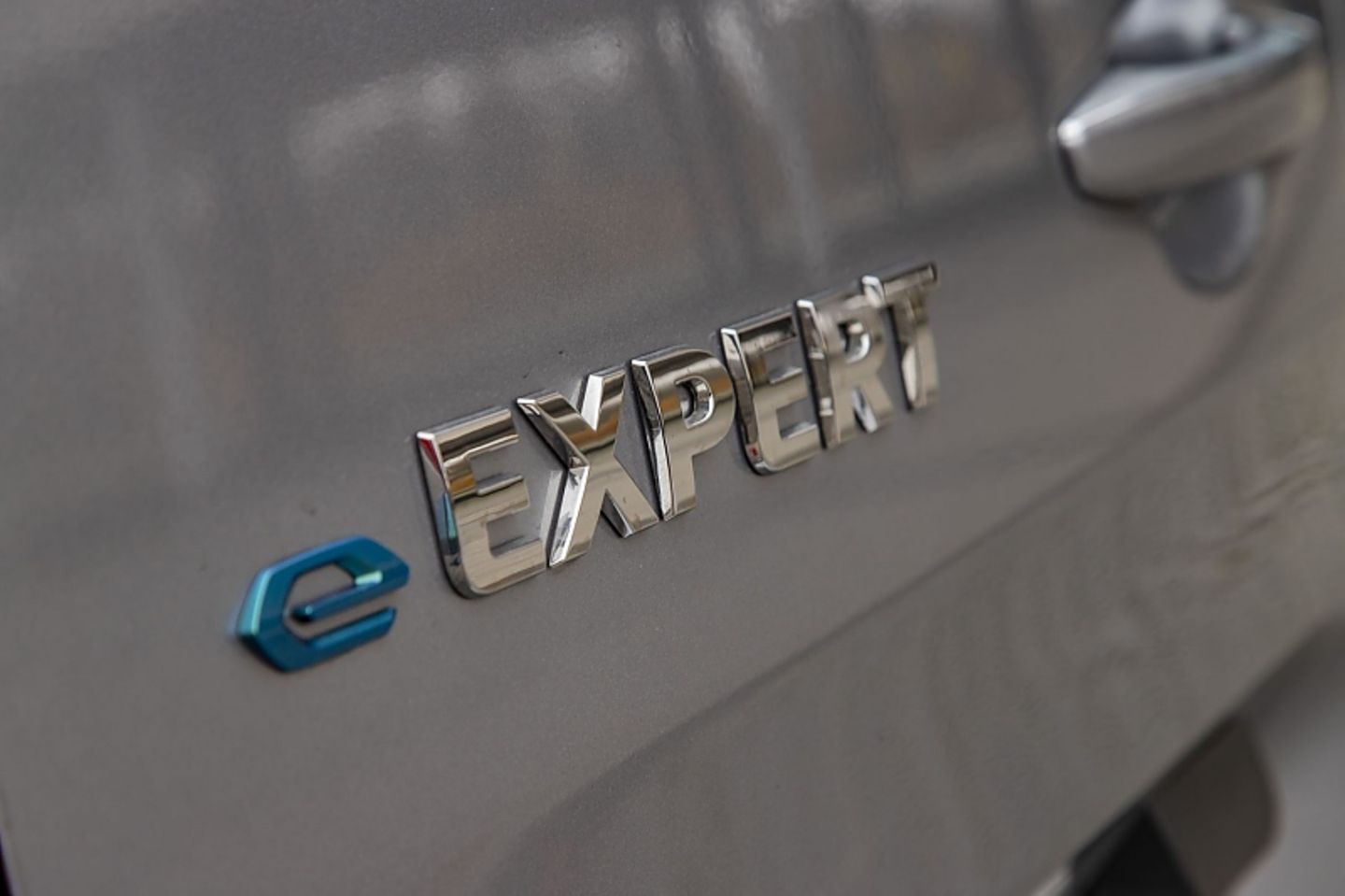 Am einem 100 kW Schnelllader sind die Batterien des Peugeot e-Expert nach circa 45 Minuten zu 80 Prozent gefüllt