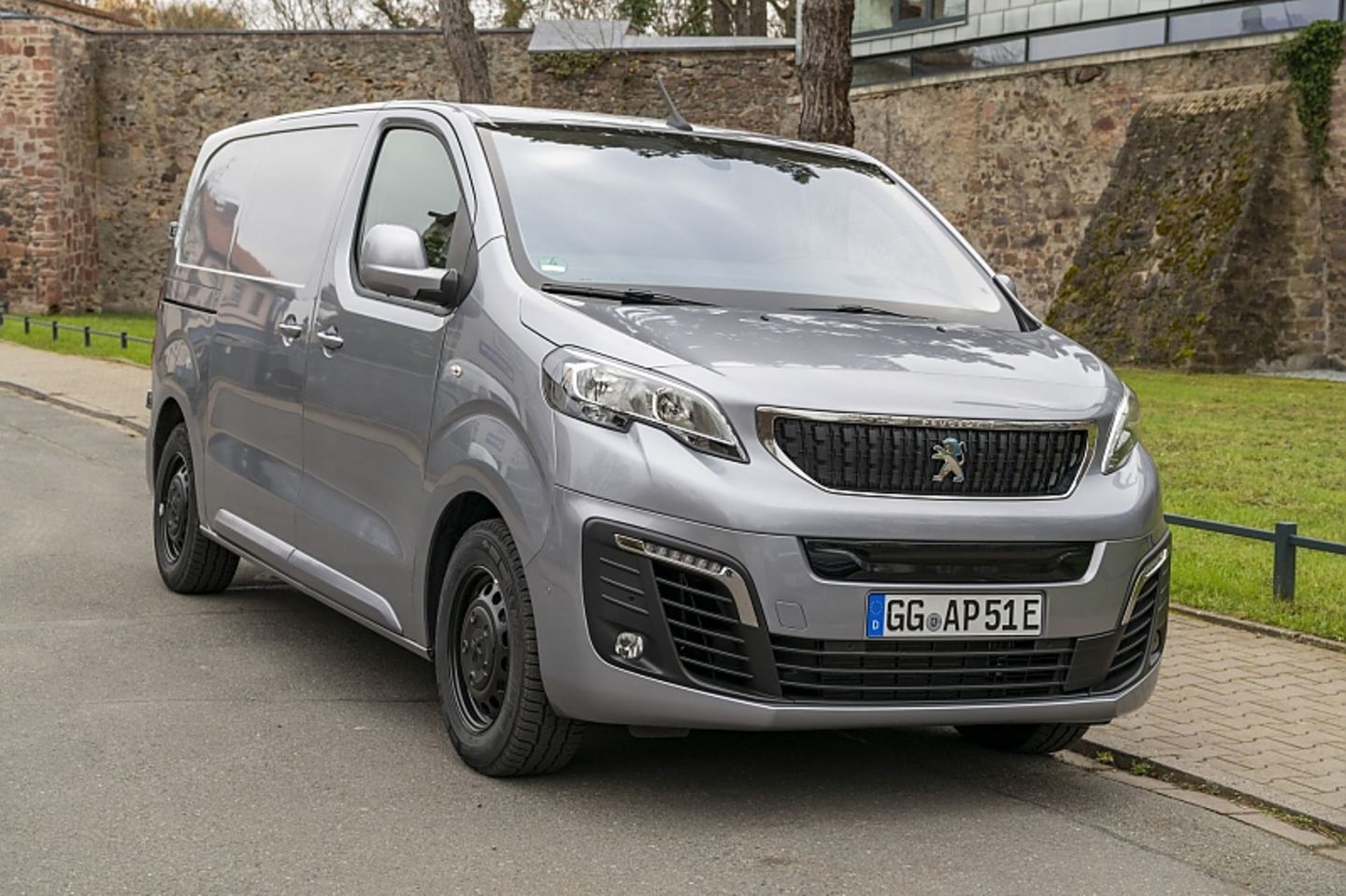 Der Peugeot e-Expert kostet mit der 75 kWh Batterie 51.121,20 Euro brutto