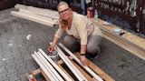 Ärmel hoch und anpacken – zusammen mit einigen Nachbarn aus Berlin Heiligensee errichtete Ines Sydow in zwei Tagen das „Little Home“ für den obdachlosen Micha