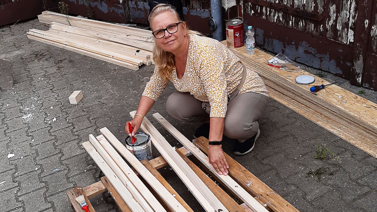 Ärmel hoch und anpacken – zusammen mit einigen Nachbarn aus Berlin Heiligensee errichtete Ines Sydow in zwei Tagen das „Little Home“ für den obdachlosen Micha