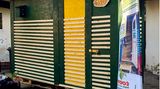 So sieht das „Little Home“ von Micha aus: eine Wohnbox von 3,2 qm aus Europaletten und Grobspanplatten auf Rollen. Die Wände sind gedämmt, um die Kälte draußen zu halten. Materialkosten ca. 1582 Euro