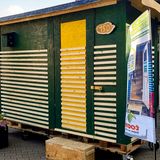 So sieht das „Little Home“ von Micha aus: eine Wohnbox von 3,2 qm aus Europaletten und Grobspanplatten auf Rollen. Die Wände sind gedämmt, um die Kälte draußen zu halten. Materialkosten ca. 1582 Euro