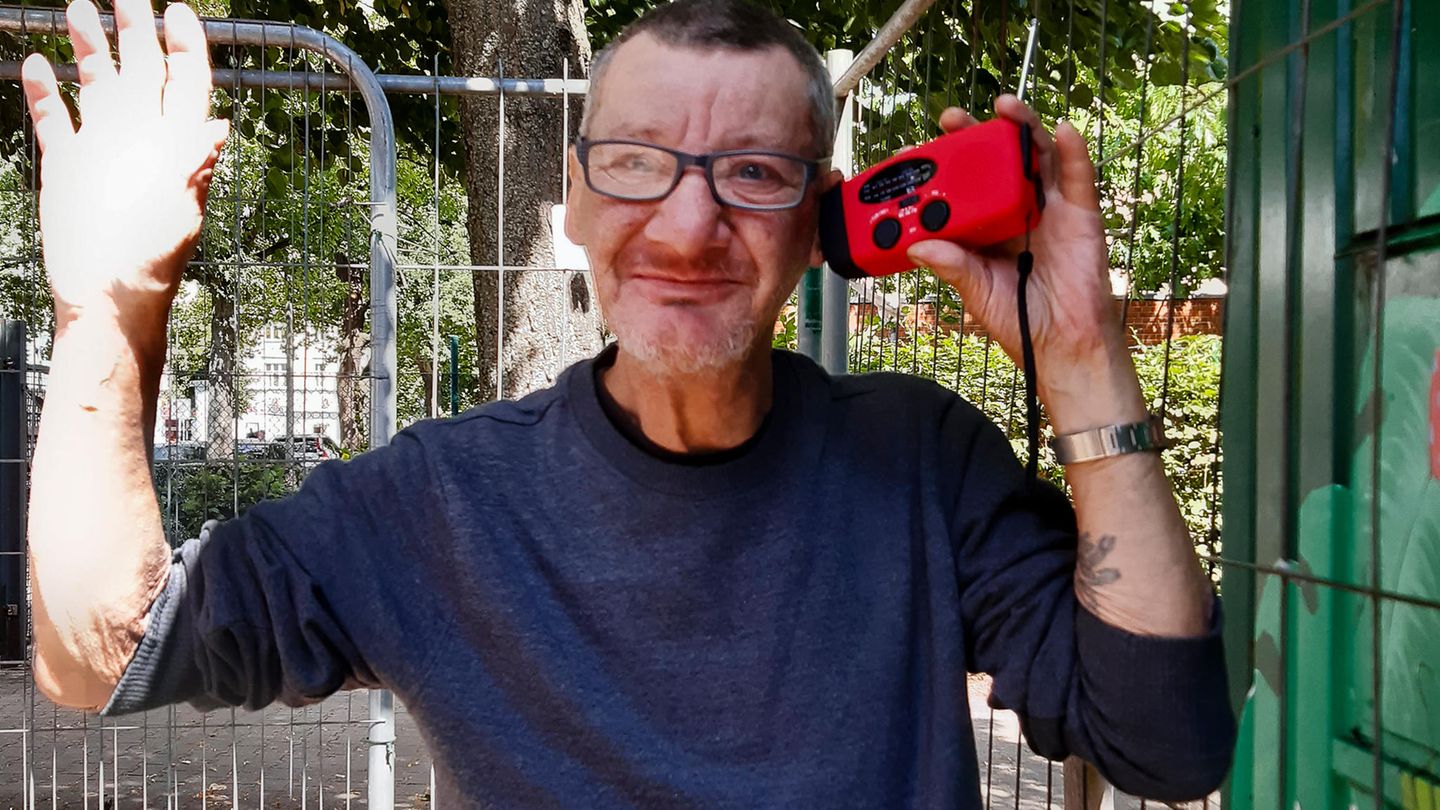 Der schwer kranke Micha freut sich über sein neues Radio, das er mit einer Handkurbel oder mit Solarzellen betreiben kann