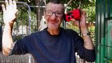 Der schwer kranke Micha freut sich über sein neues Radio, das er mit einer Handkurbel oder mit Solarzellen betreiben kann
