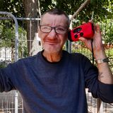 Der schwer kranke Micha freut sich über sein neues Radio, das er mit einer Handkurbel oder mit Solarzellen betreiben kann