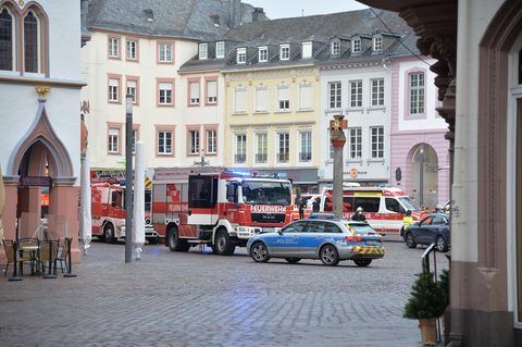 Rheinland-Pfalz, Trier: Einsatzkräfte von Polizei und Feuerwehr sind nahe der Fußgängerzone im Einsatz