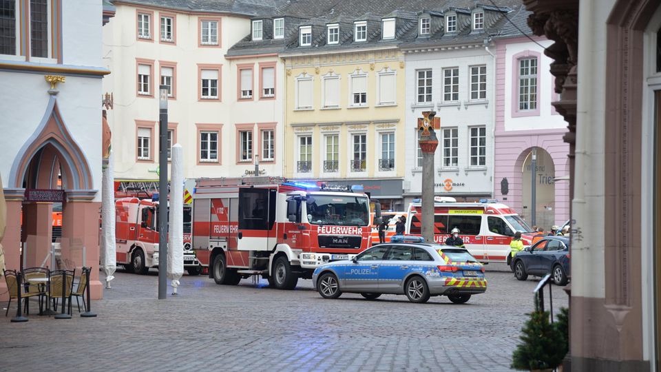 Rheinland-Pfalz, Trier: Einsatzkräfte von Polizei und Feuerwehr sind nahe der Fußgängerzone im Einsatz
