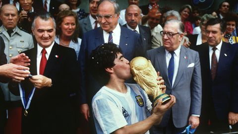 Maradona küsst den WM-Pokal
