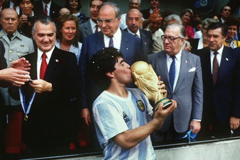 Maradona küsst den WM-Pokal