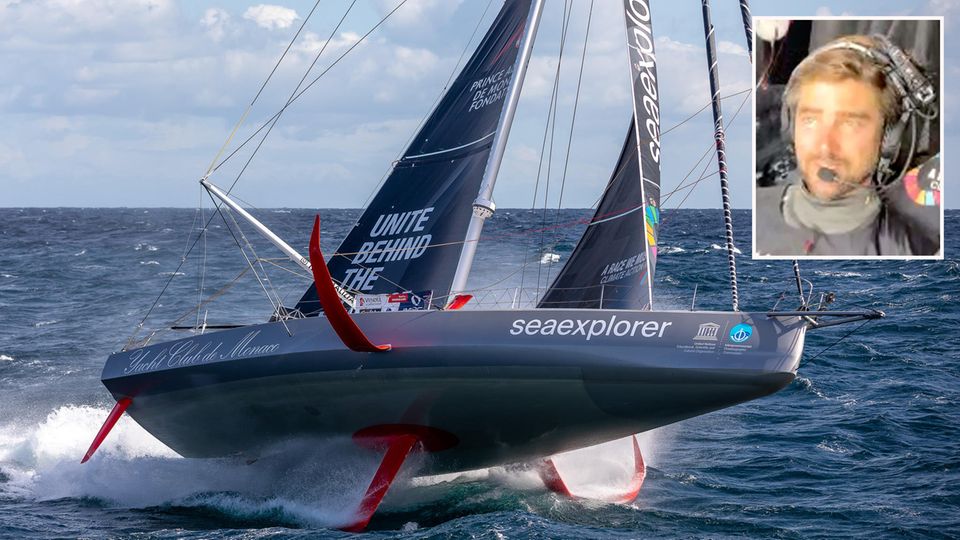 Boris Herrmann "SeaExplorer" Eine Segelyacht rast auf Foils über das mehr. Rechts oben ist der Kopf eines blonden Mannes zu sehen