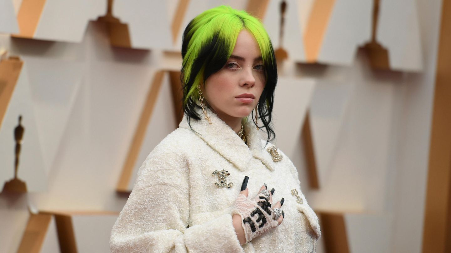 Billie Eilish auf einem roten Teppich