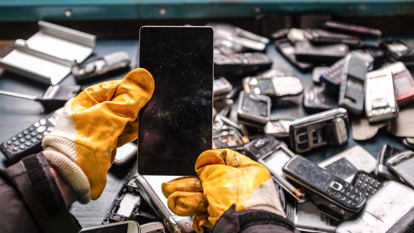 Nachhaltigkeit : Gerade beim Handy stellt sich die Gretchenfrage: Verschrotten oder es sein lassen? Gerade beim Handy stellt sich die Gretchenfrage: Verschrotten oder es sein lassen?