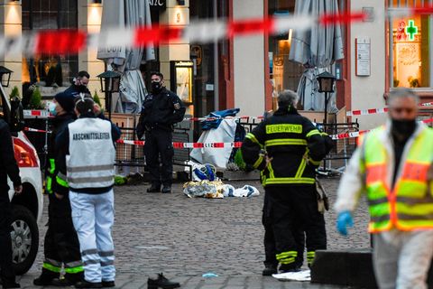 Polizei und Sanitäter kümmern sich in der Einkaufsstraße von Trier um Verletze