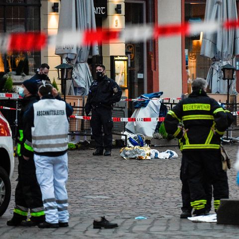 Polizei und Sanitäter kümmern sich in der Einkaufsstraße von Trier um Verletze