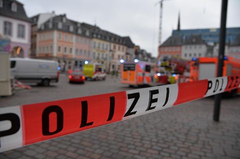 Absperrband der Polizei - kein Zugang zur Innenstadt von Trier
