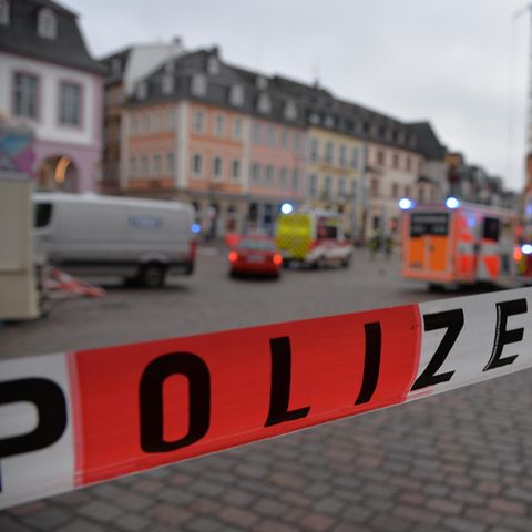 Absperrband der Polizei - kein Zugang zur Innenstadt von Trier