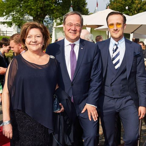 Johannes Laschet posiert mit Vater Armin und Mutter Susanne