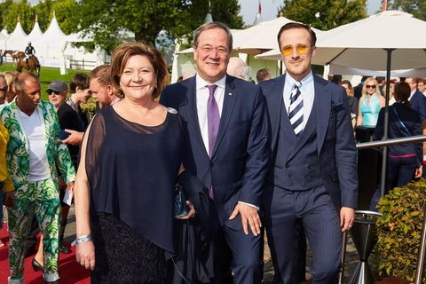 Johannes Laschet posiert mit Vater Armin und Mutter Susanne