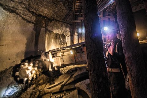 Maschinen bohren sich in die Wände der Schächte. Im Permafrostboden nutzen sie sich extrem schnell ab und müssen ständig gewartet werden