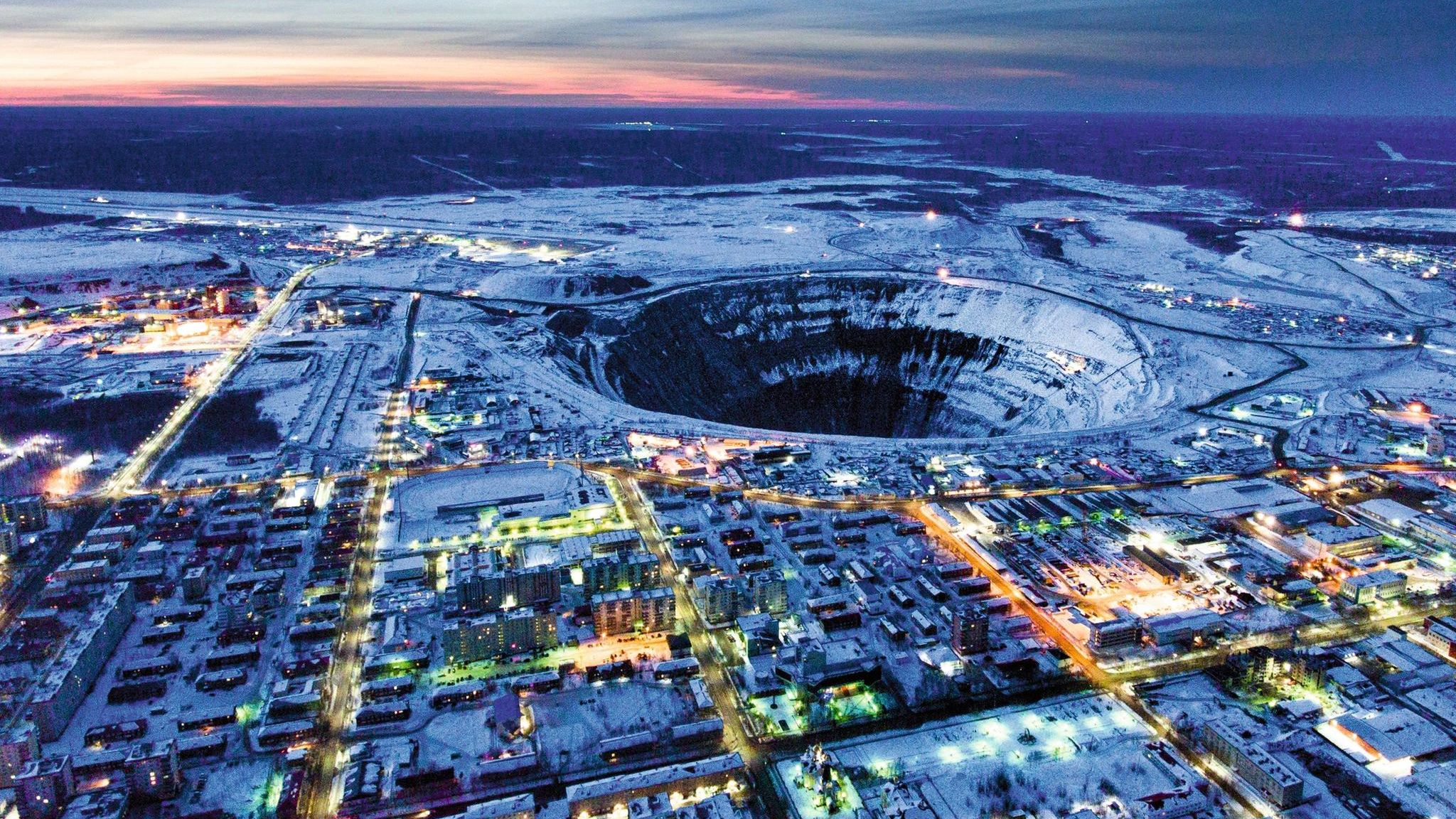 Die Stadt Mirnij entstand um den Tagebau "Mir", Frieden. Es hat eine Tiefe von 525 Metern und einen Durchmesser von 1,2 Kilometern