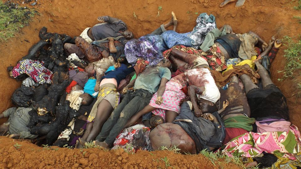 Massengrab in Nigeria Verscharrt in roter Erde: Bei dem Überfall auf das Dorf Nghar im Bundestaat Plateau wurden 86 Menschen getötet