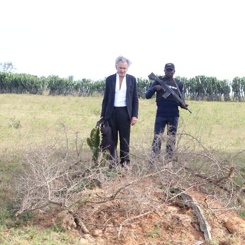 Bernard-Henri Lévy und sein Begleiter vor einem Grab in Tanjol, Nigeria