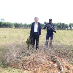 Bernard-Henri Lévy und sein Begleiter vor einem Grab in Tanjol, Nigeria