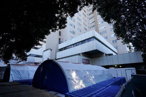 Zelte stehen vor einem medizinischen Zentrum der Universität von Kalifornien