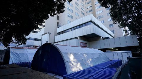 Zelte stehen vor einem medizinischen Zentrum der Universität von Kalifornien